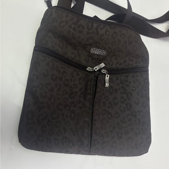 Baggallini Nylon Brown Leopard Print Crossbody w/matching Wristlet - Picture 2 of 15